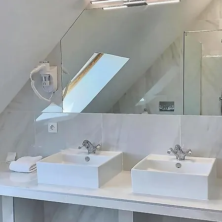 Le Tardif, Noble באיו